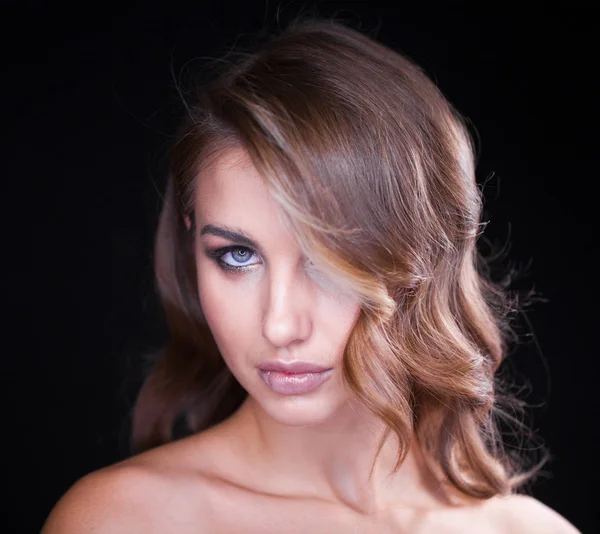 Primer plano retrato de hermosa modelo con el pelo largo y rubio — Foto de Stock