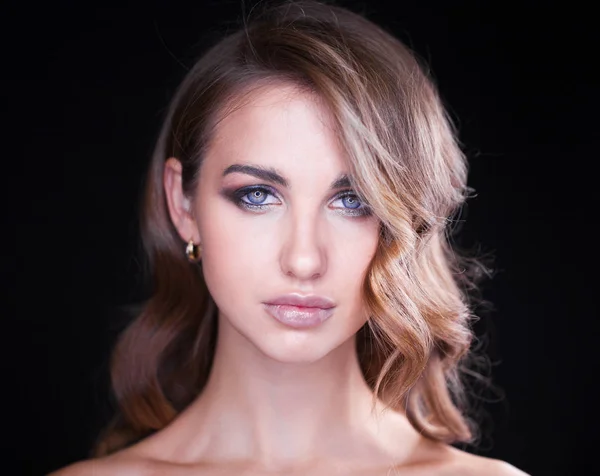 Uzun sarı saçlı güzel model closeup portresi — Stok fotoğraf