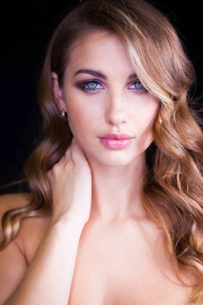 Uzun sarı saçlı güzel model closeup portresi — Stok fotoğraf