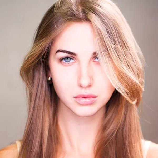 Retrato de uma jovem bela mulher loira — Fotografia de Stock