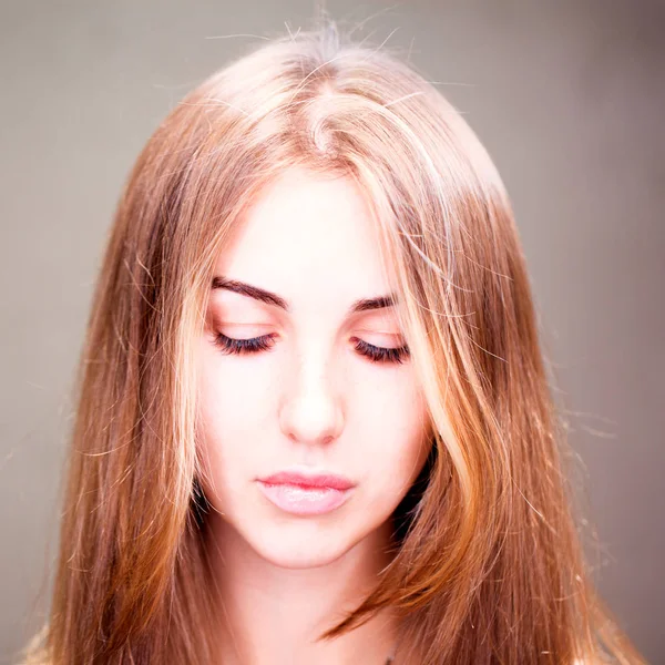 Retrato de uma jovem bela mulher loira — Fotografia de Stock