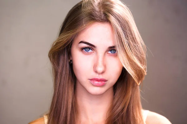 Retrato de uma jovem bela mulher loira — Fotografia de Stock