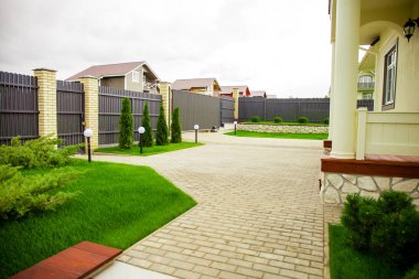 güzel bir bahçe villa evi önünde