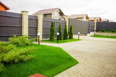 güzel bir bahçe villa evi önünde