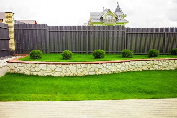 Krásná zahrada domu villa — Stock fotografie