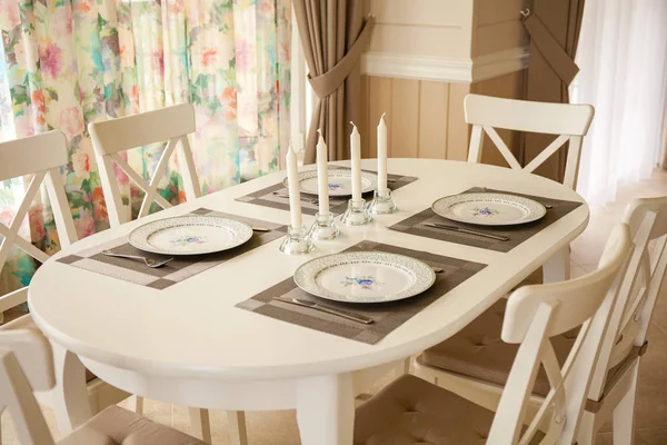 Tafel en stoelen in de woonkamer — Stockfoto