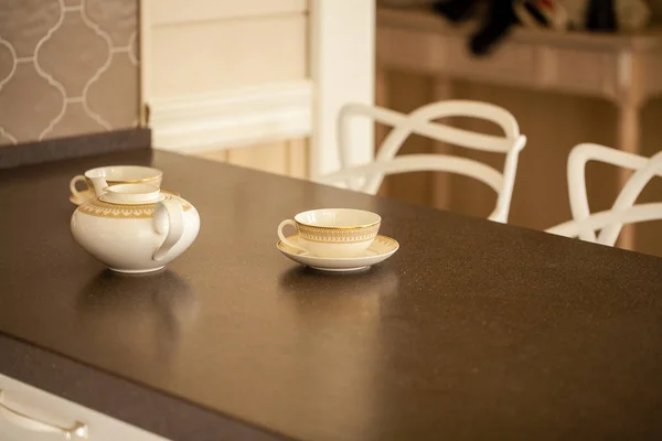 Mutfak masasının üzerinde çay seti — Stok fotoğraf