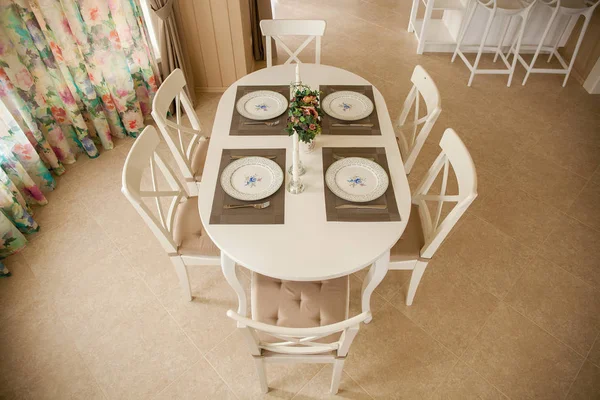 Stół i krzesła w pokoju dziennym — Zdjęcie stockowe