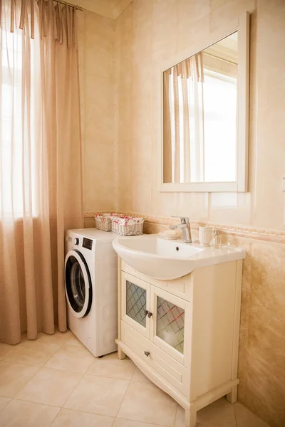 Sink, washing machine and bathroom mirror in the luxury house — Stock Photo, Image