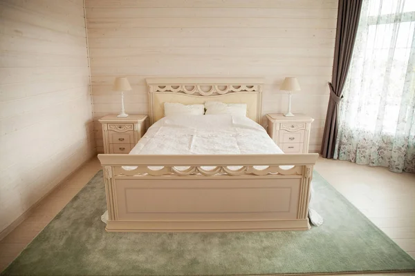 침실입니다. 큰 침대 — 스톡 사진
