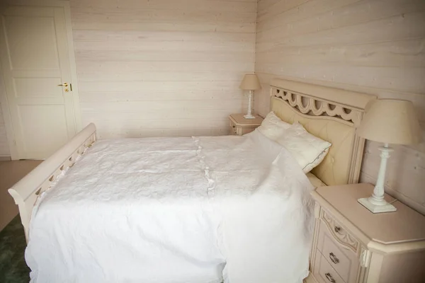 Yatak odası. Büyük bir yatak — Stok fotoğraf