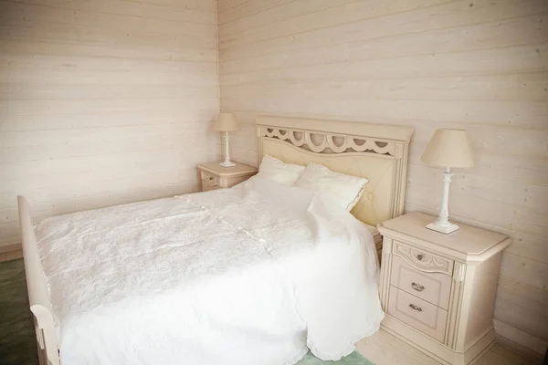 Yatak odası. Büyük bir yatak — Stok fotoğraf