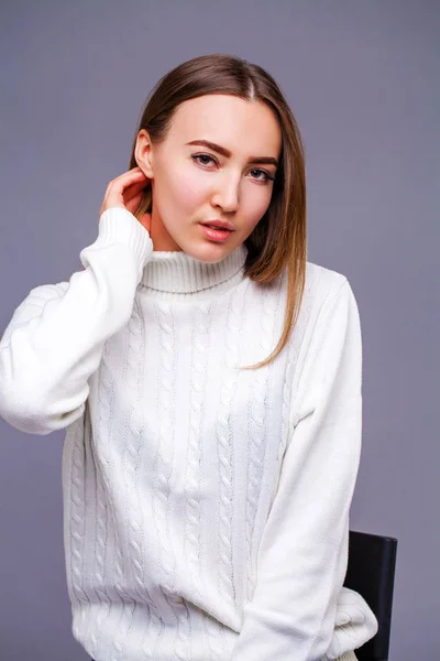 Retrato de una hermosa joven — Foto de Stock