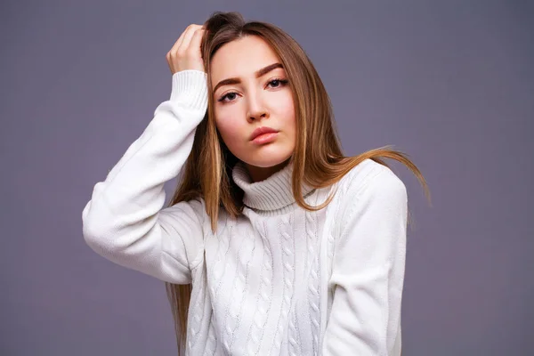 Retrato de una hermosa joven — Foto de Stock