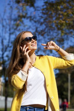 telefon ederken mutlu güzel kadın 