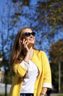 telefon ederken mutlu güzel kadın 