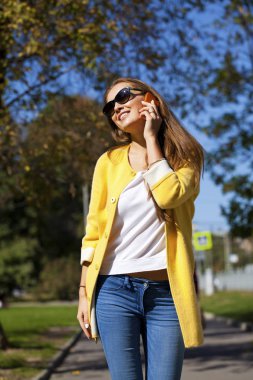 telefon ederken mutlu güzel kadın 