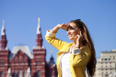 telefon ederken mutlu güzel kız 