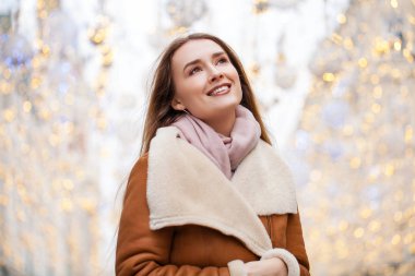 C ortasına koyun derisi paltolu mutlu güzel kadın