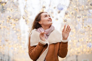 C ortasına koyun derisi paltolu mutlu güzel kadın