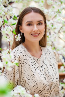 Beyaz bluz bahar çiçek genç güzel kadın kapatmak