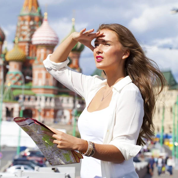 Fiatal gyönyörű lány holding turisztikai megjelenítése Moszkva térképén — Stock Fotó