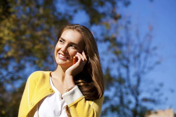 Glückliche schöne Frau telefonisch — Stockfoto