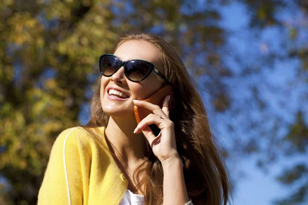 Happy beautiful woman calling by phone — Stock Photo, Image