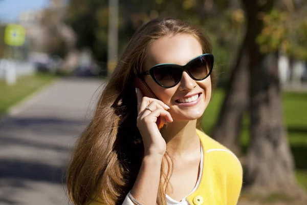 Glad vacker kvinna ringer via telefon — Stockfoto