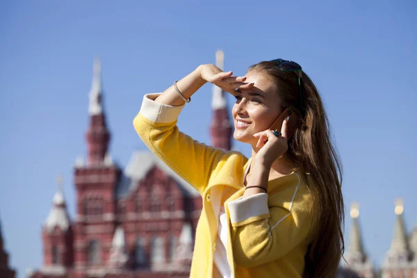 Menina bonita feliz chamando por telefone — Fotografia de Stock