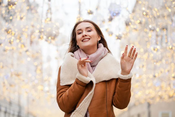 Gelukkig mooie vrouw in de vacht van een schapenvacht in het midden van de C — Stockfoto