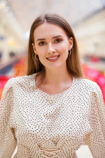 Beautiful blonde woman in the shop — Stock Photo, Image