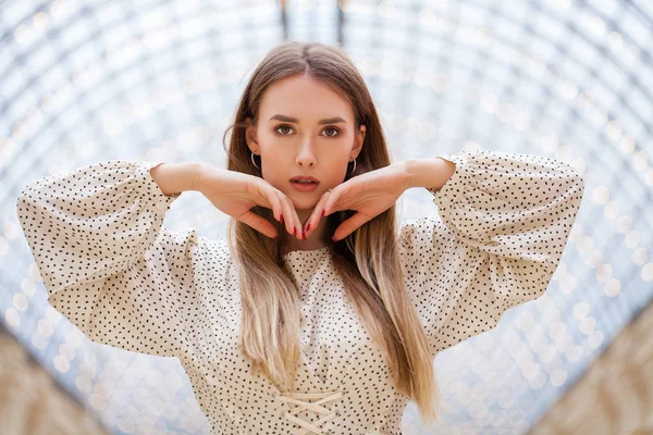 Bella donna bionda nel negozio — Foto Stock