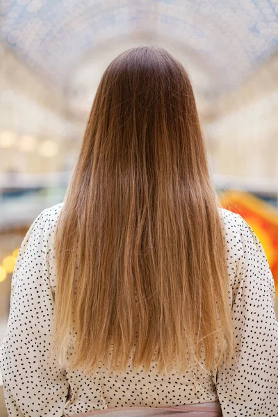 Mujer Long blonde hair, vista trasera, cubierta —  Fotos de Stock