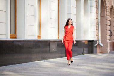 Genç güzel esmer kadın portre