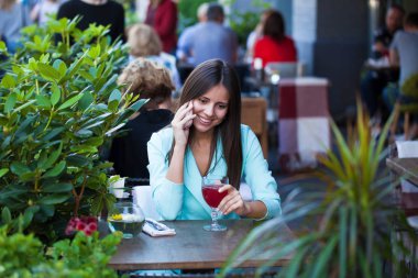 Zarif kız birini açık kafe dinlenme sırasında aramak 