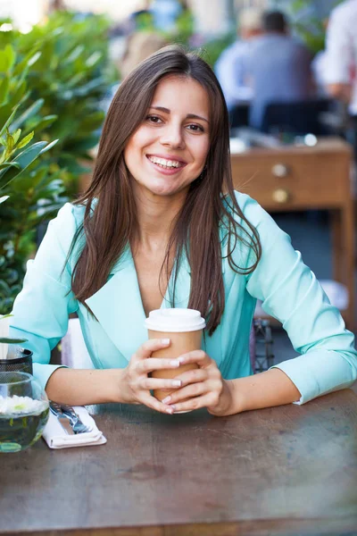 Uma mulher relaxante com uma bebida de café — Fotografia de Stock