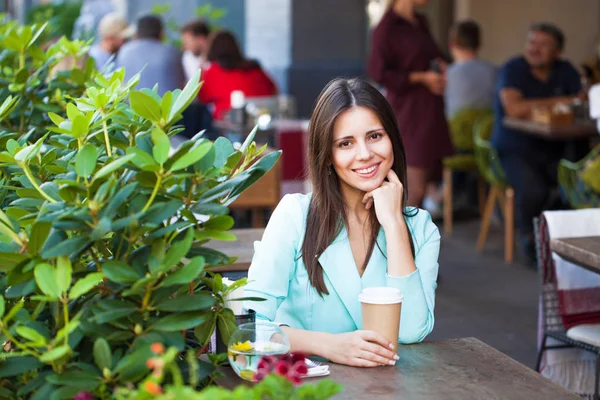 Uma mulher relaxante com uma bebida de café — Fotografia de Stock