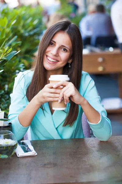 Uma mulher relaxante com uma bebida de café — Fotografia de Stock