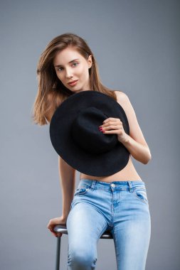 Güzel bir kadın yüzü kapatmak portre studio 