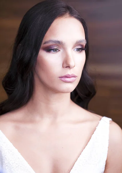 Retrato close-up de jovem bela mulher morena em dre branco — Fotografia de Stock