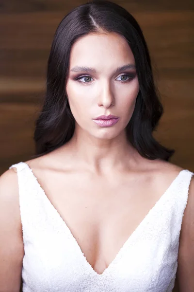 Retrato close-up de jovem bela mulher morena em dre branco — Fotografia de Stock