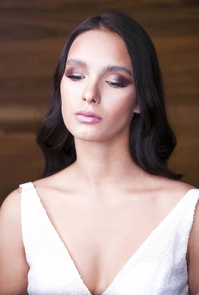 Retrato close-up de jovem bela mulher morena em dre branco — Fotografia de Stock