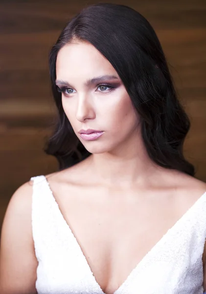 Retrato close-up de jovem bela mulher morena em dre branco — Fotografia de Stock