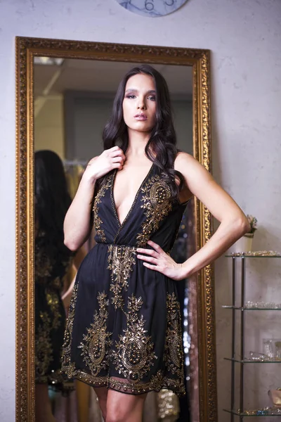 黒のセクシーなドレスで若いブルネットのモデル — ストック写真