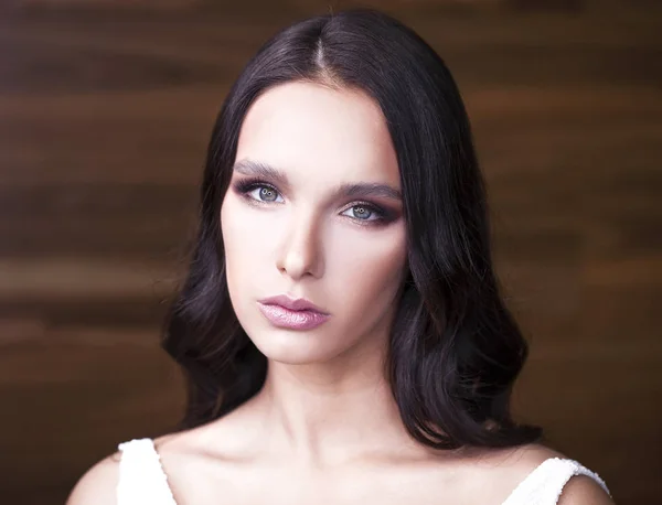 Retrato close-up de jovem bela mulher morena em dre branco — Fotografia de Stock