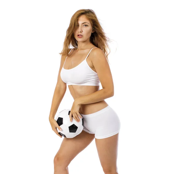 Joven hermosa mujer en ropa de fitness blanco y pelota de fútbol —  Fotos de Stock