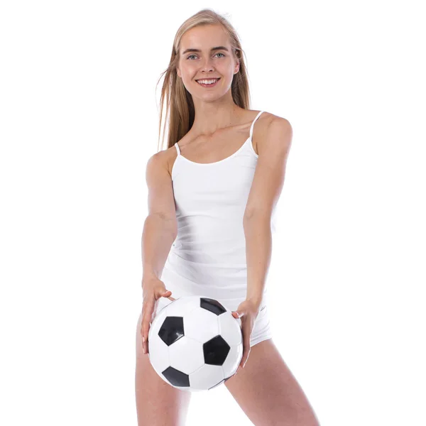 Ung vacker kvinna i vit fitness kläder och fotboll boll — Stockfoto