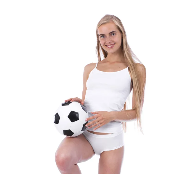 Ung vacker kvinna i vit fitness kläder och fotboll boll — Stockfoto