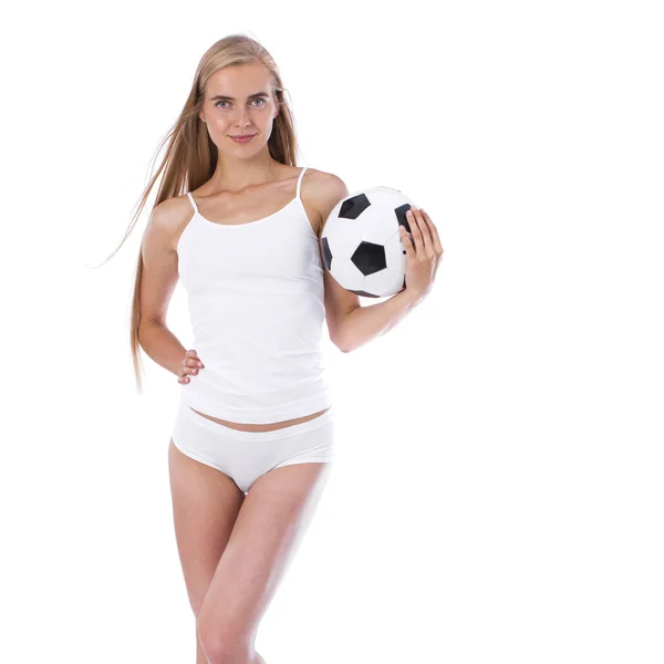 Fiatal gyönyörű nő fehér fitness ruházat és futball labda — Stock Fotó
